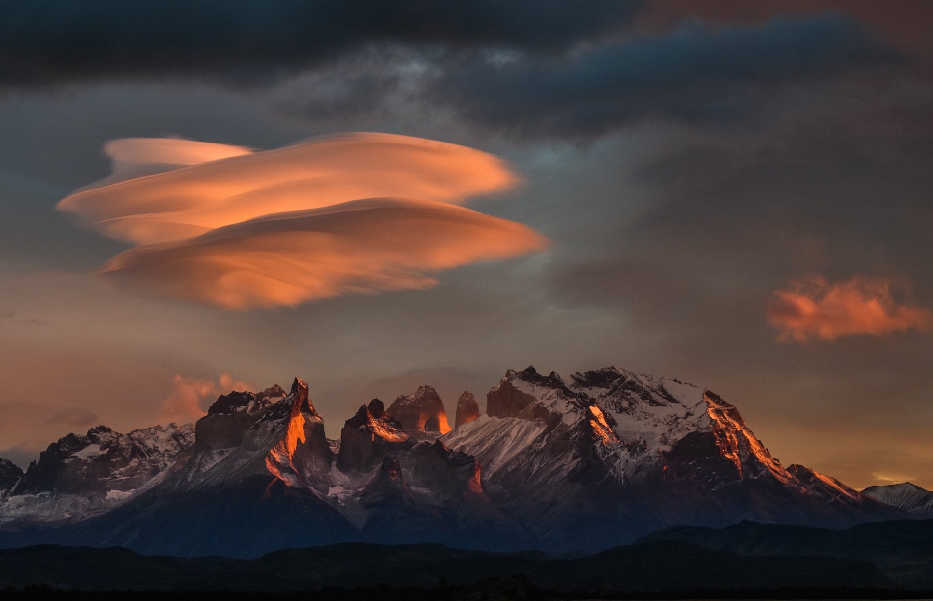 Nubes lenticulares encendidas por el atardecer sobre el macizo del Paine, Patagonia chilena