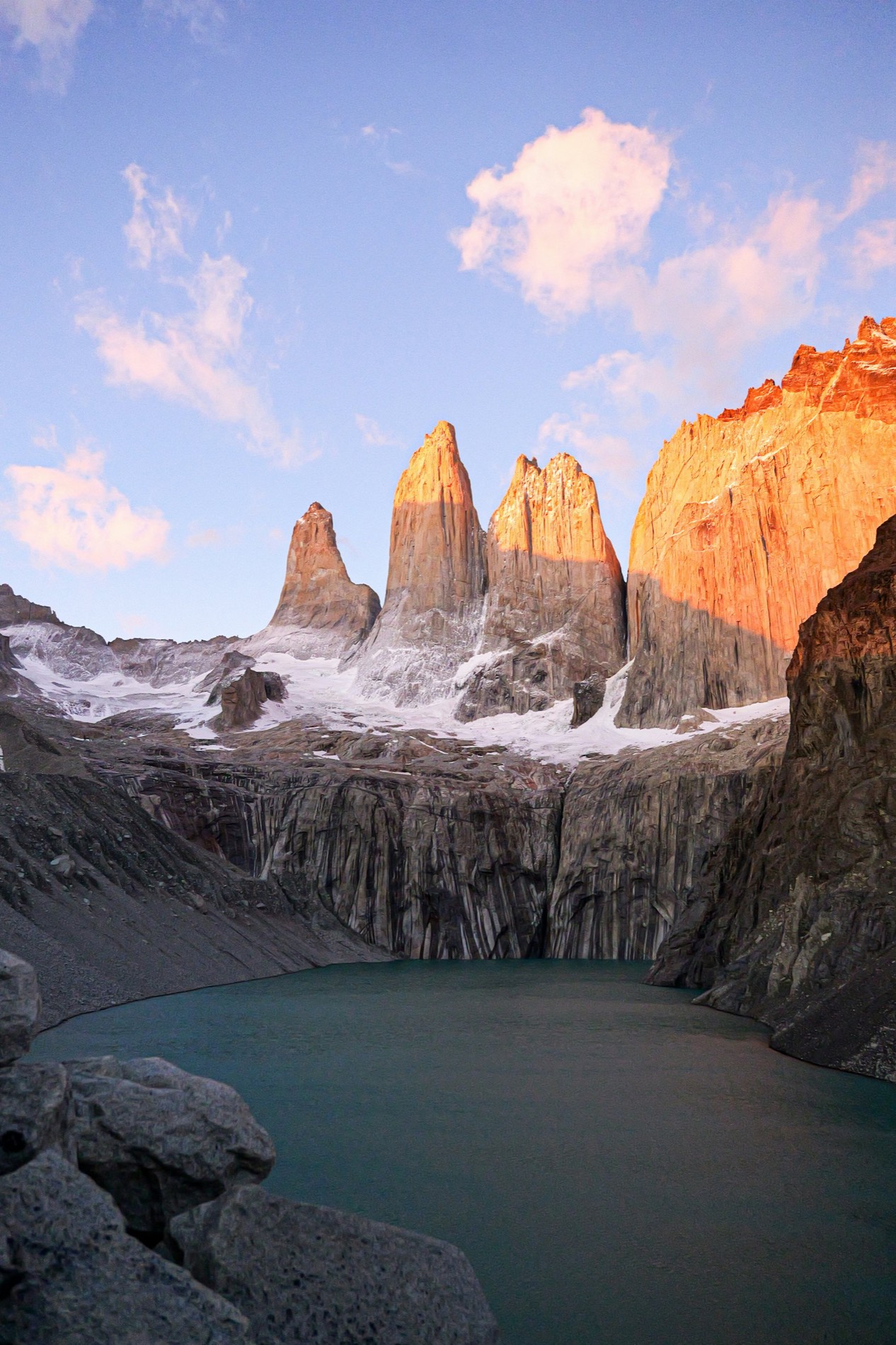 Las Torres del Paine encendidas por la primera luz del día