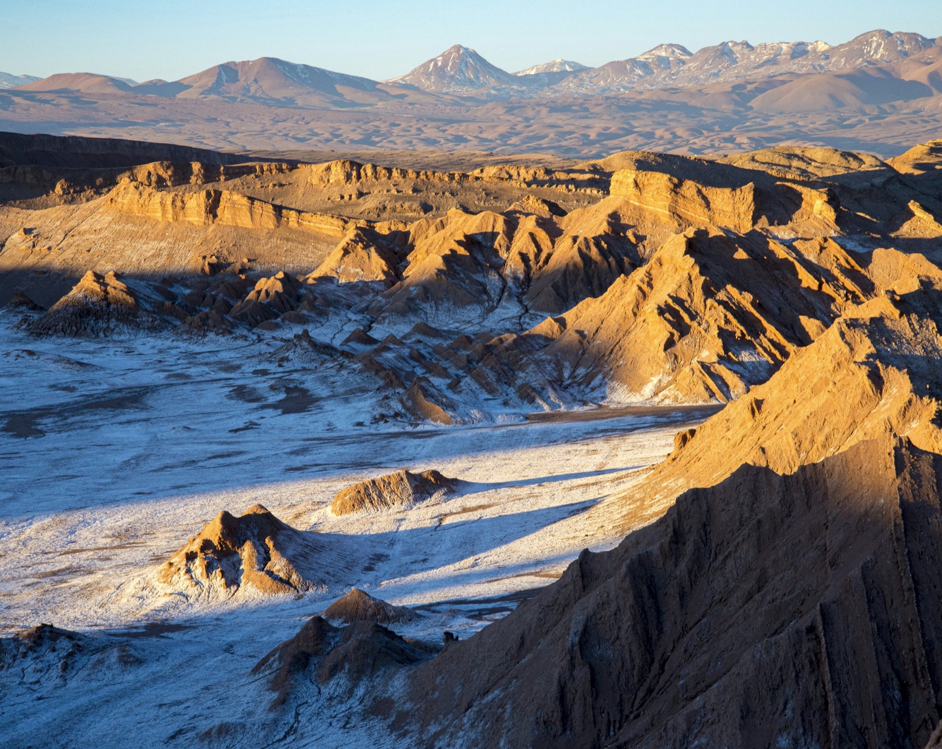 Formaciones de sal y arcilla del Valle de la Luna iluminadas por el sol bajo