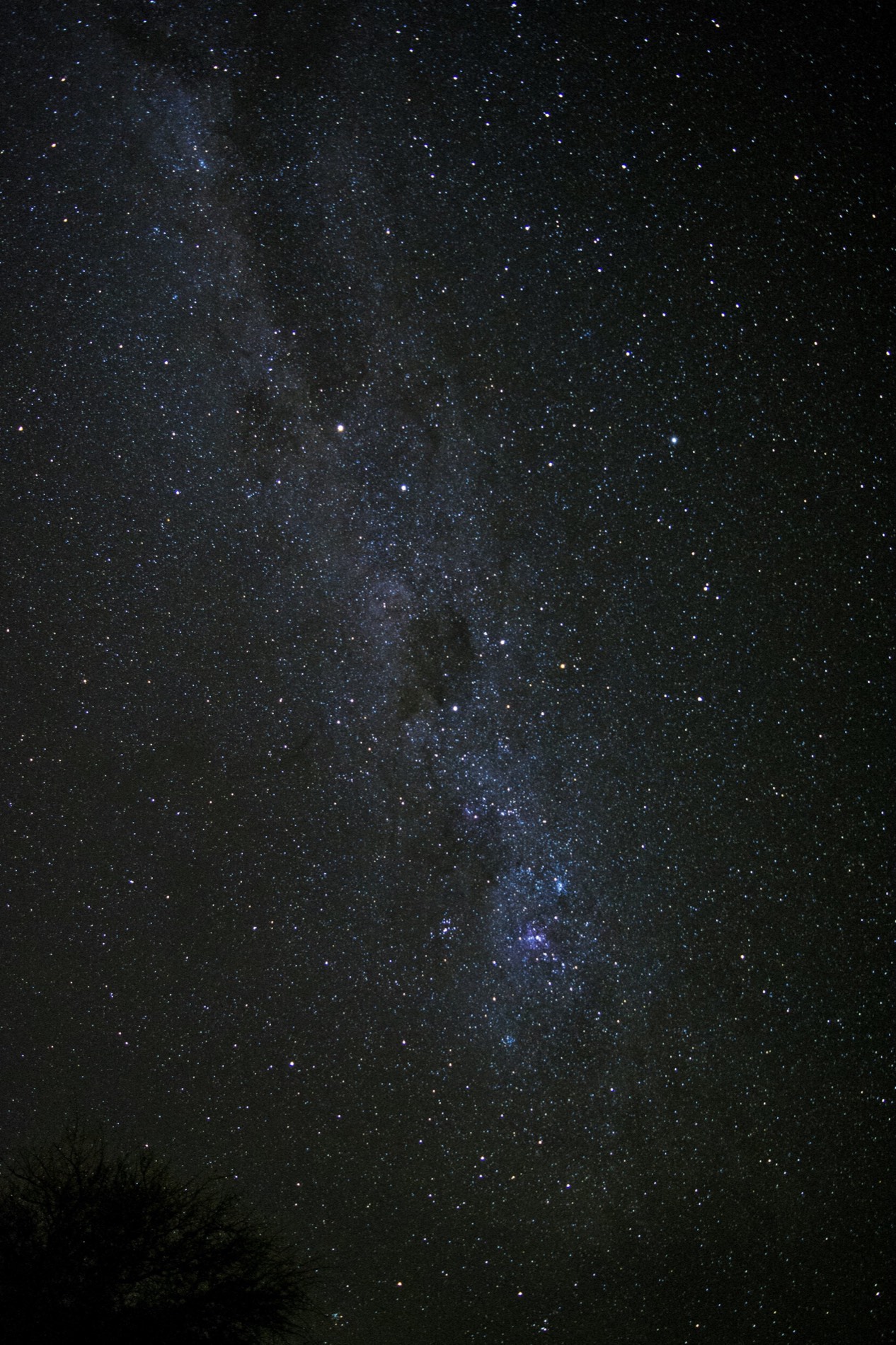 La Vía Láctea atravesando un cielo nocturno completamente oscuro